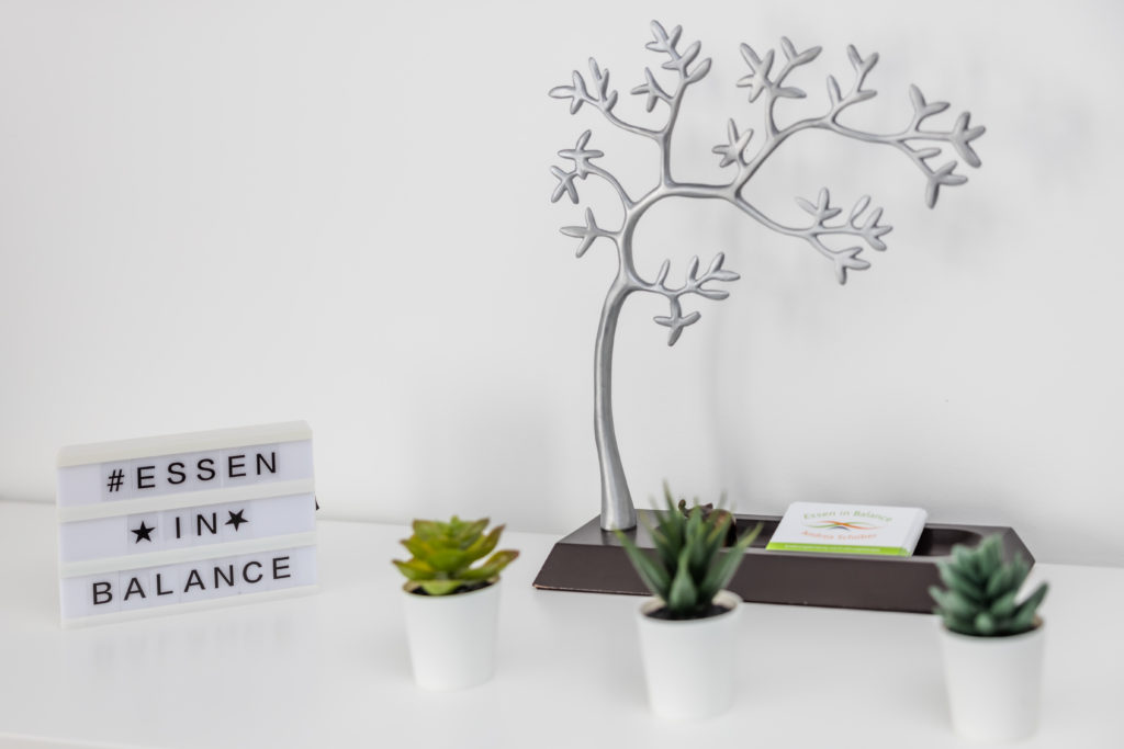 Dekoratives Regal mit Baum und Lichtbox ‚Essen in Balance‘ – Ernährungstherapie bei Essen in Balance