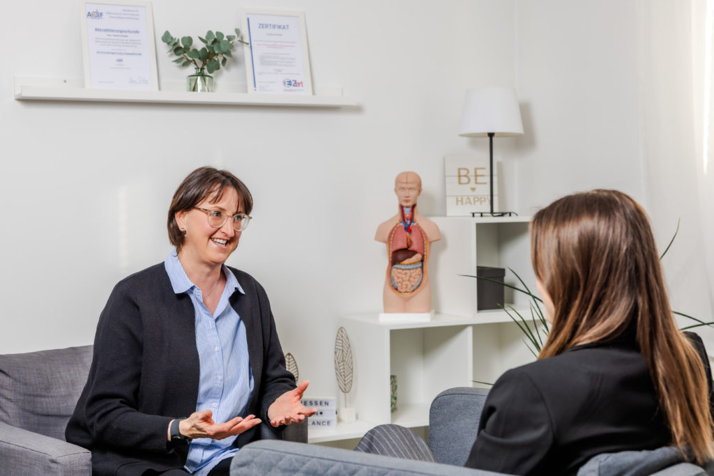 Ernährungsberatung in Herzogenaurach – persönliche Beratungssituation mit Ernährungsberaterin im Gespräch